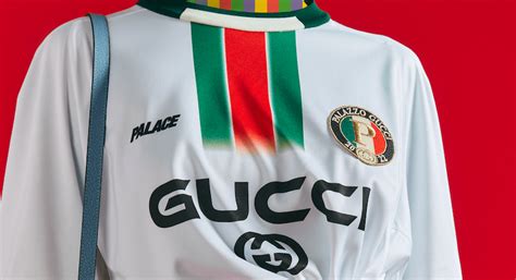 Palace e Gucci e un modo nuovo di vedere le maglie da calcio